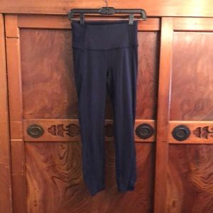 Lululemon navy crop legging sz 4 23” inseam